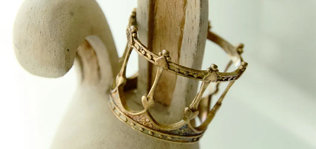 Limited EDITION collab Queen gold figurine crown close-up