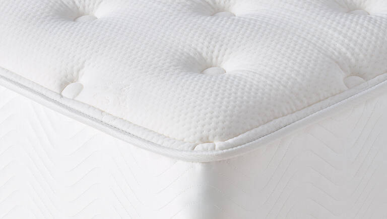 Detail closeup of Westin Heavenly Bed mattress corner