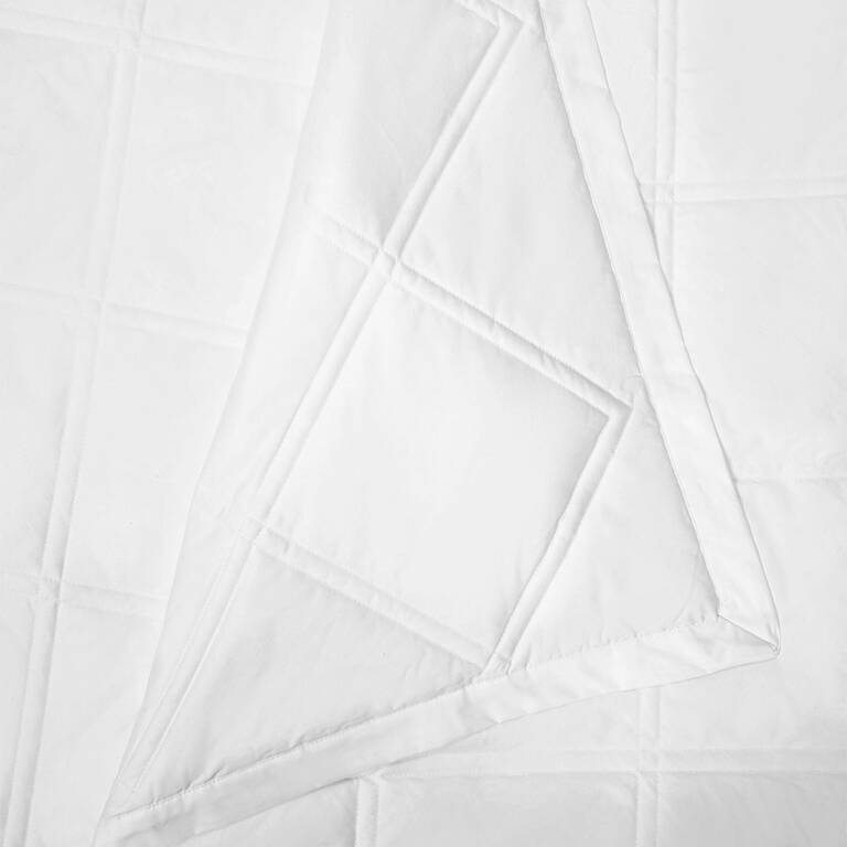 Closeup details of Marriott Bonvoy Boutiques lightweight duvet