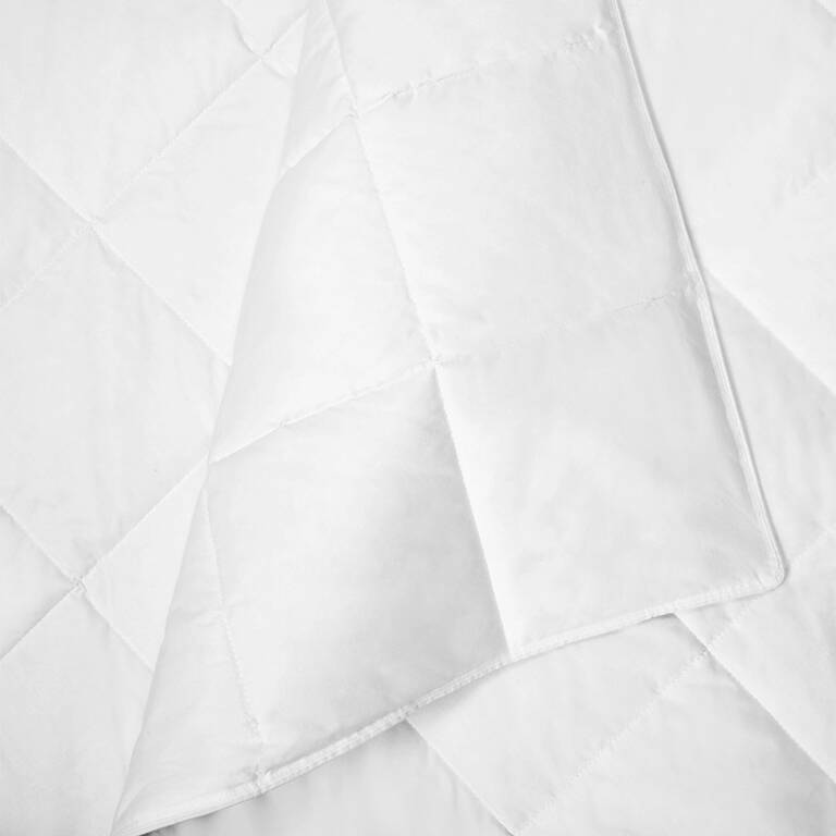 Closeup details of Marriott Bonvoy Boutiques mid-weight duvet