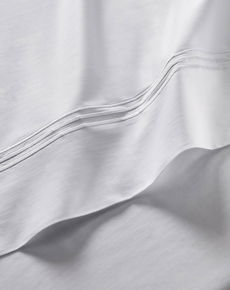 Closeup details of Marriott Bonvoy Boutiques white percale sheet